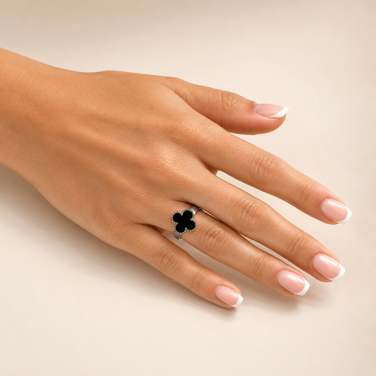 PP003 – Silver Black Clover Wide Band Prsten