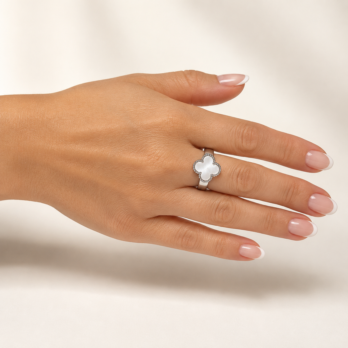 PP004 – Silver White Clover Wide Band Prsten