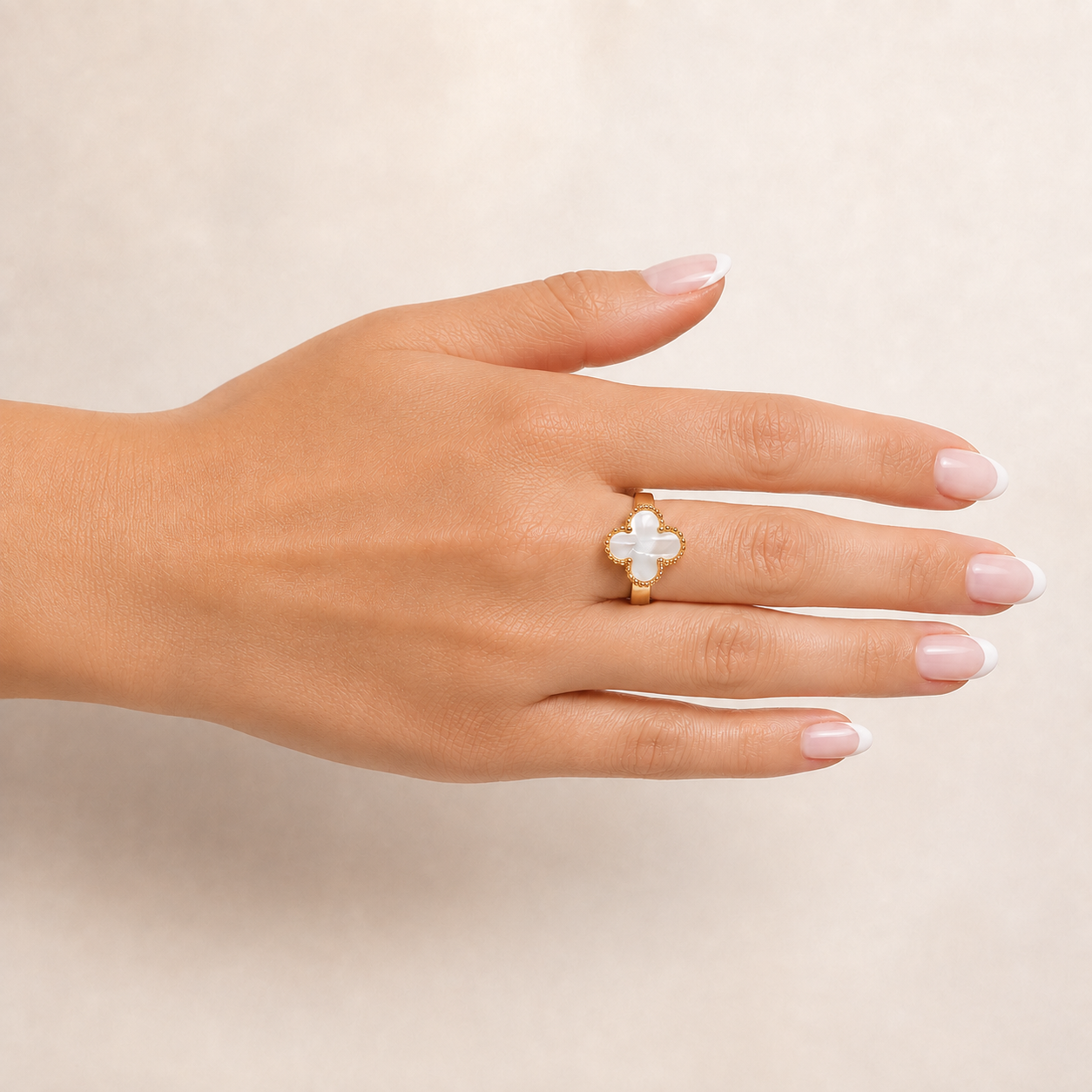 PP004G – Gold White Clover Wide Band Prsten