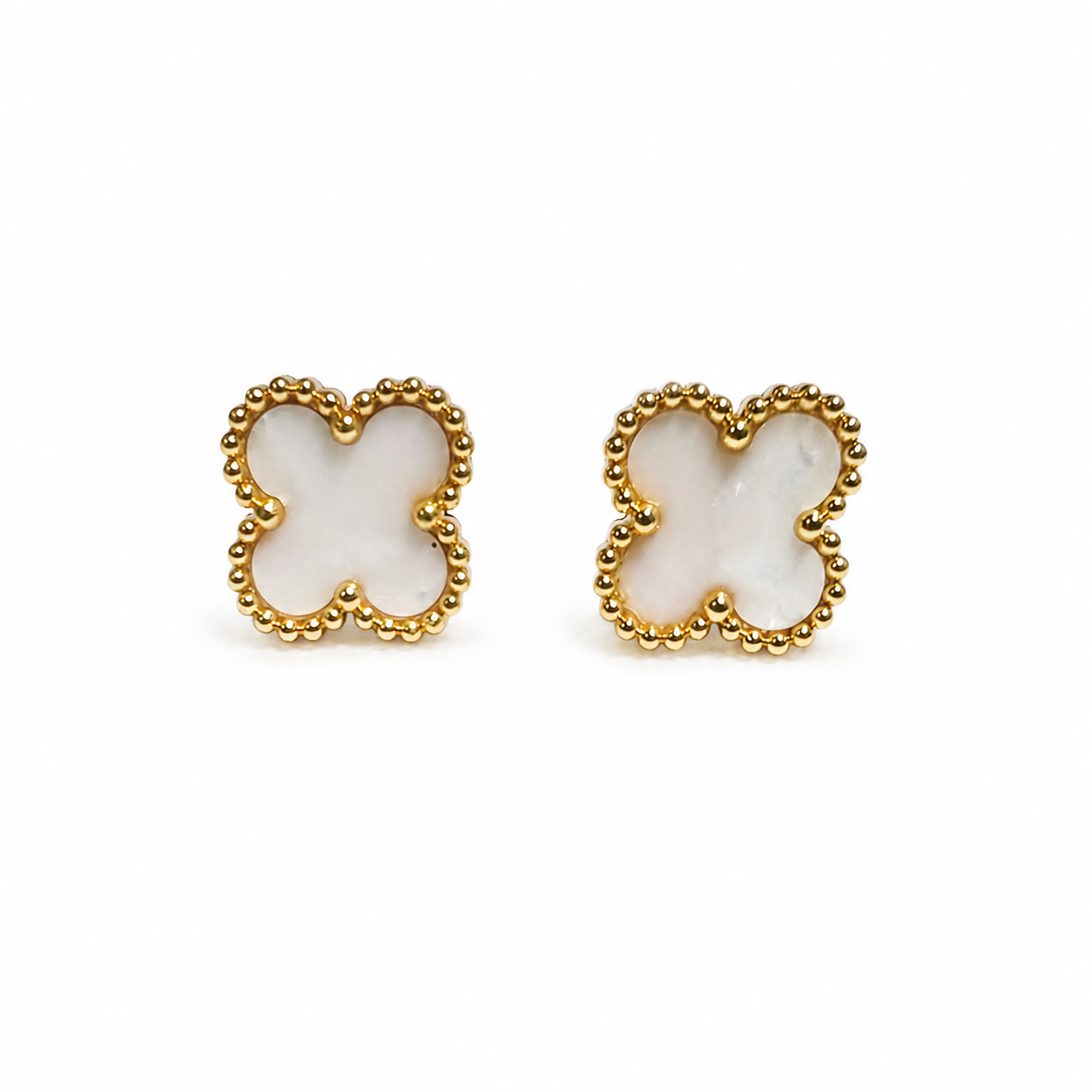 PM051G – Gold S White Four-Leaf Clover Stud Minđuše