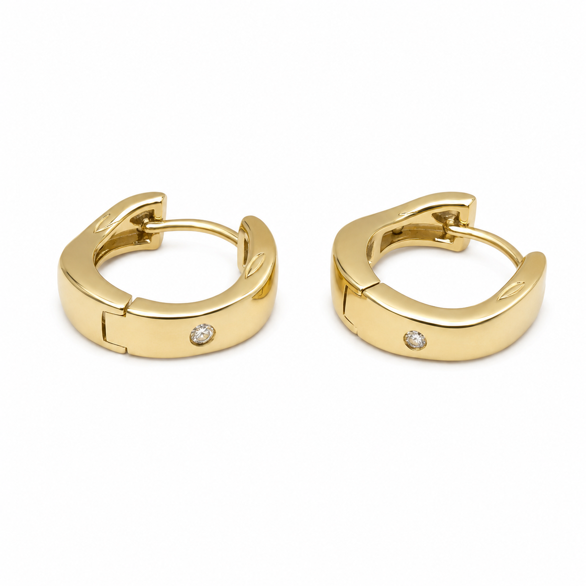 PM047G – Gold Organic Wave Huggie CZ Minđuše