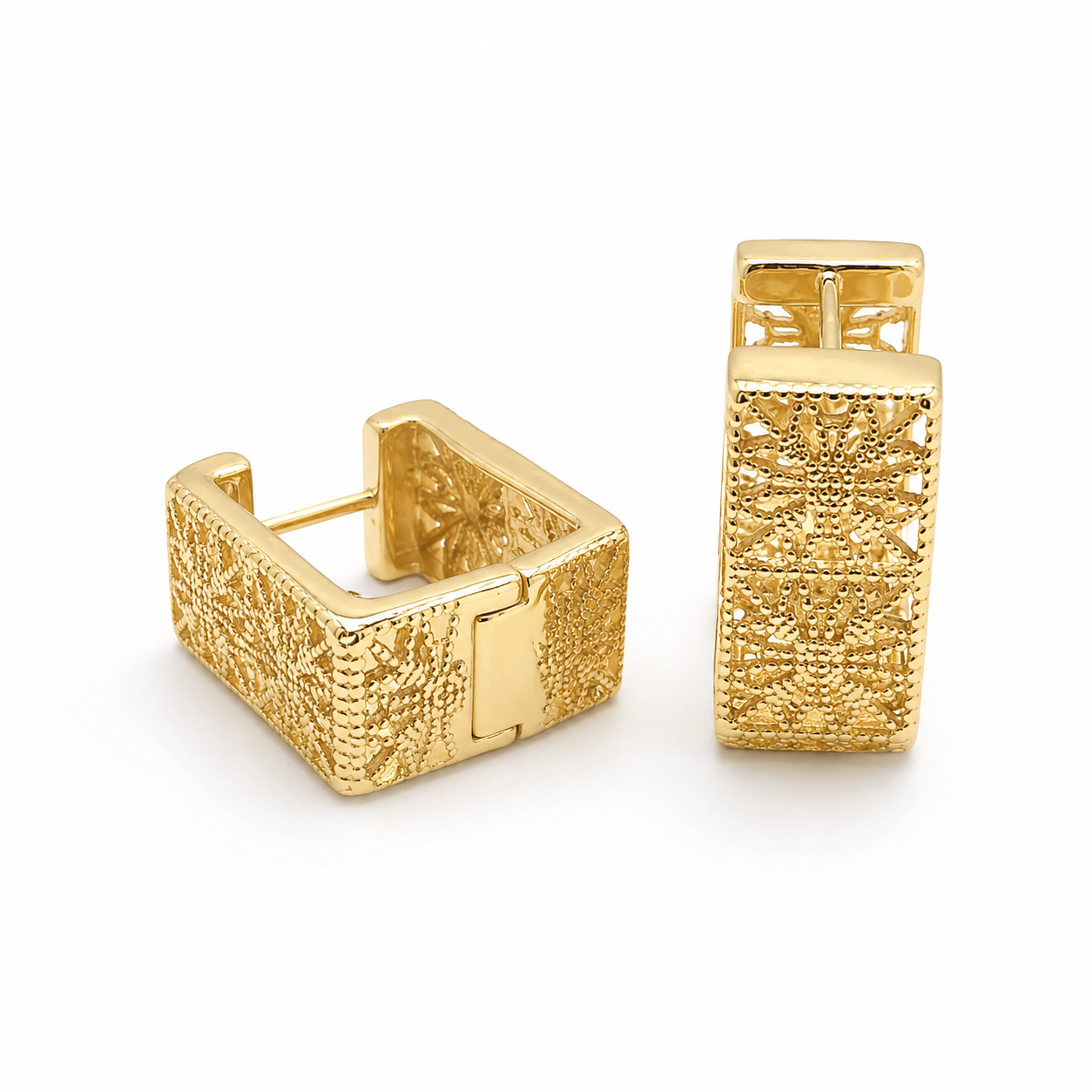 PM081G – Gold Wide Square Filigree Huggie Minđuše
