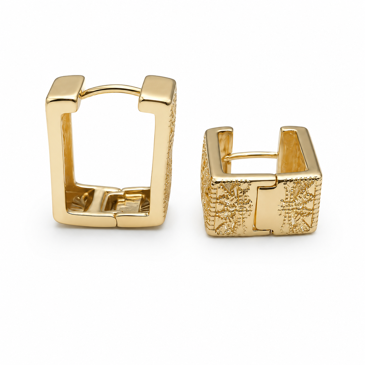 PM081G – Gold Wide Square Filigree Huggie Minđuše