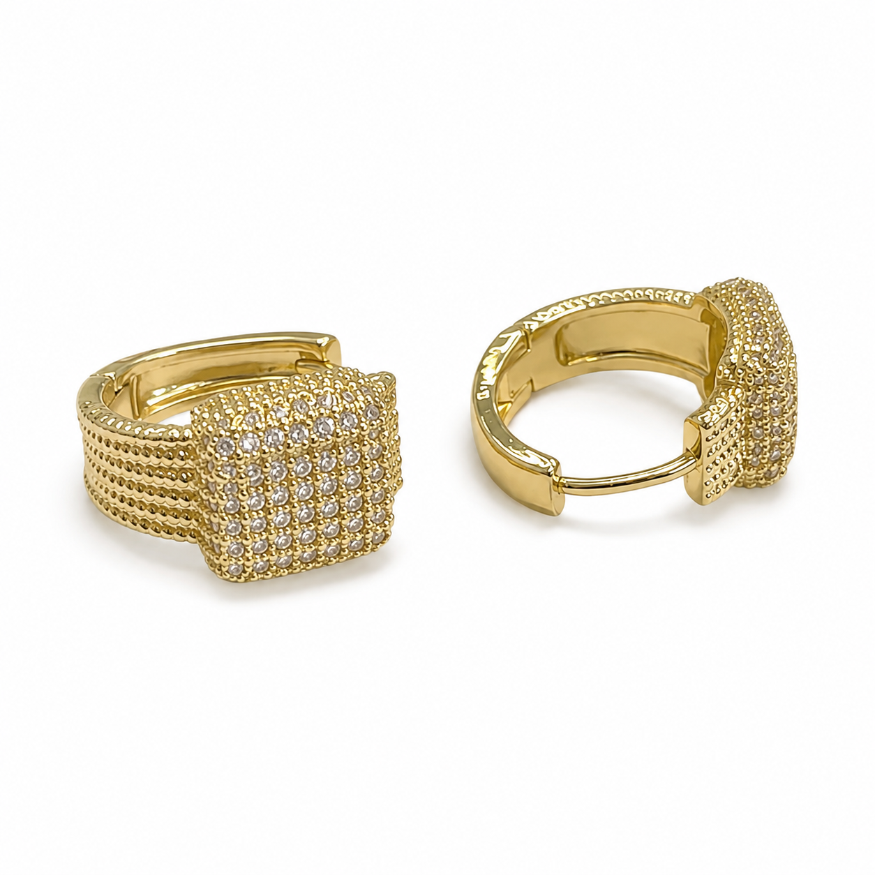 PM080G – Gold Wide Square Champagne CZ Pavé Huggie Minđuše