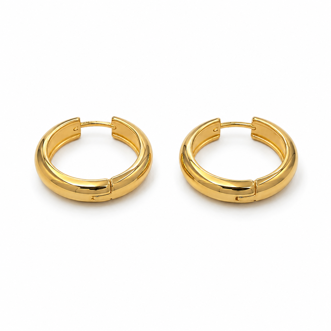 PM079G – Gold Wide Grooved Hoop Huggie Minđuše