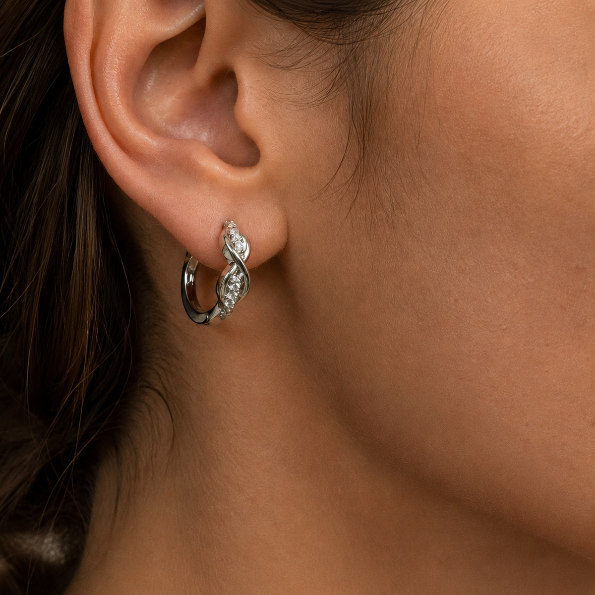 PM007 – Silver Braided Infinity Huggie Minđuše