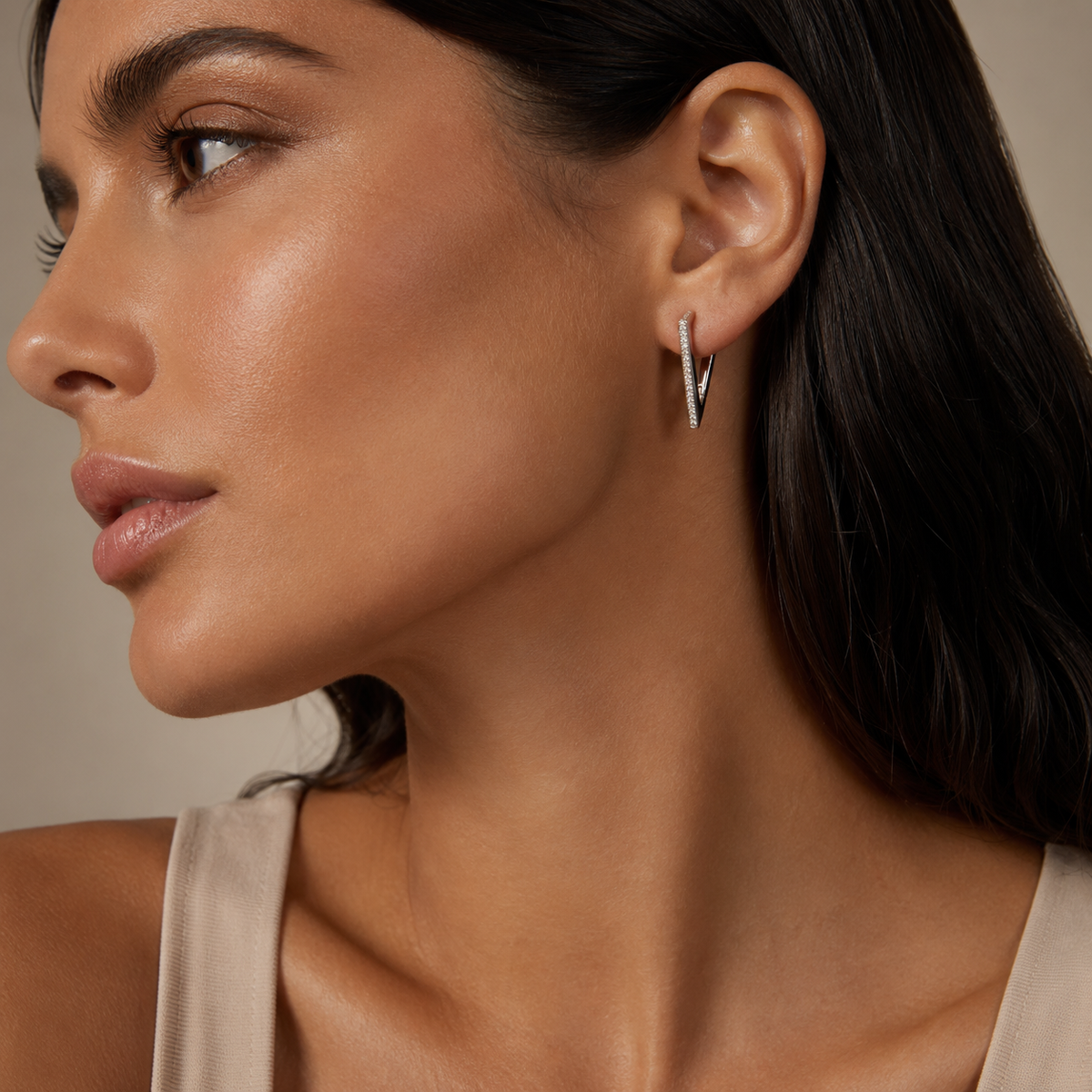 PM010 – Silver Triangle Pavé CZ Huggie Minđuše