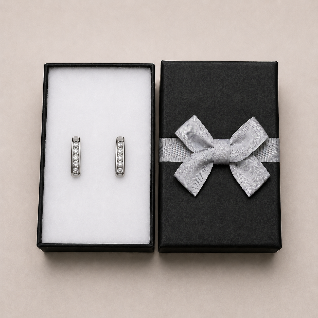 PM020 – Silver Princess Cut Channel Huggie Minđuše