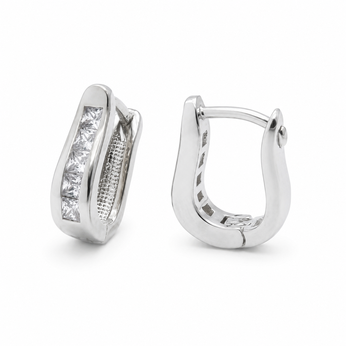 PM020 – Silver Princess Cut Channel Huggie Minđuše