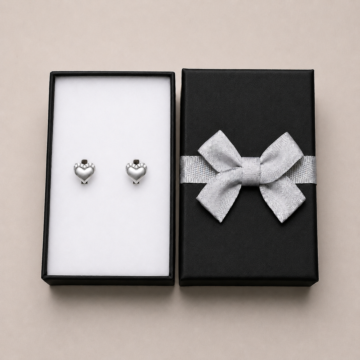 PM023 – Silver Half Pavé Heart Huggie Minđuše