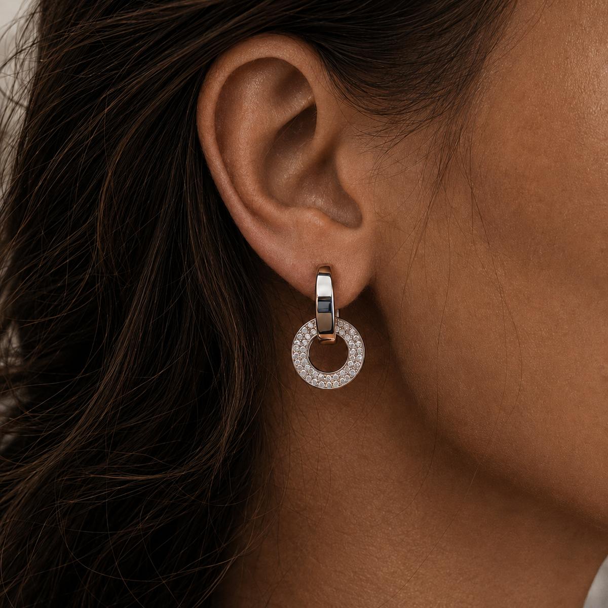 PM040 – Silver Interlocking Pavé Circle Huggie Dangle Minđuše