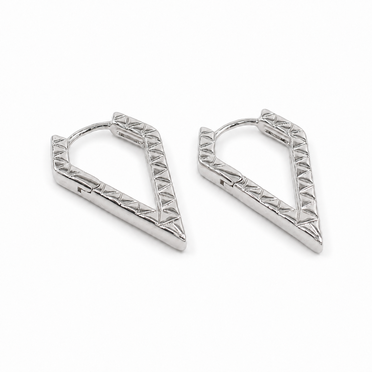PM067 – Silver Faceted Heart Open Hoop Minđuše