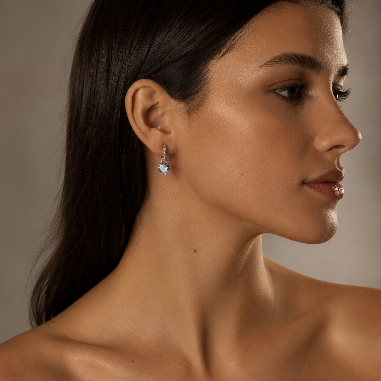 PM069 – Silver CZ Heart Charm Pavé Hoop Minđuše