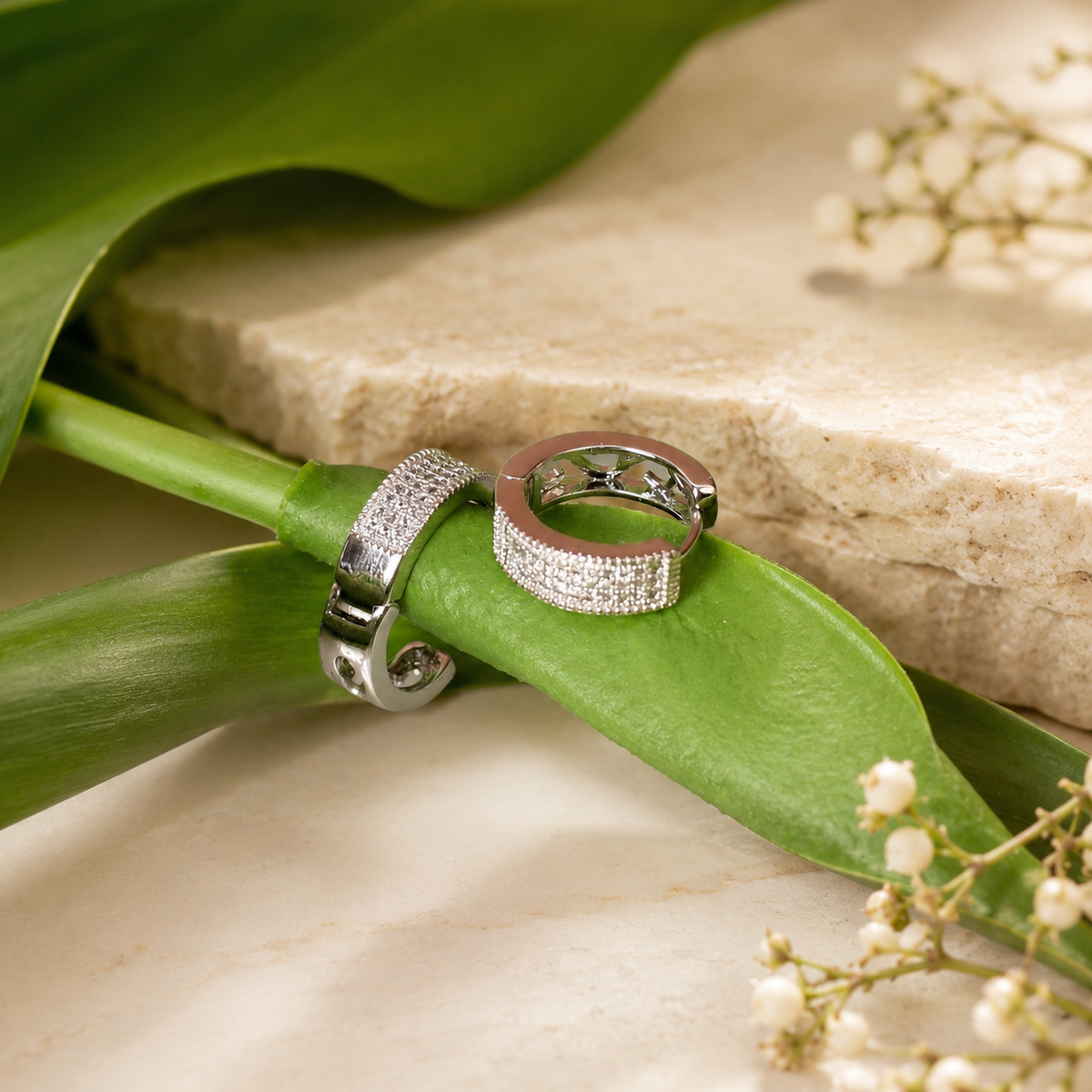 PM054 – Silver Wide Chunky Multi-Row Pavé Huggie Minđuše
