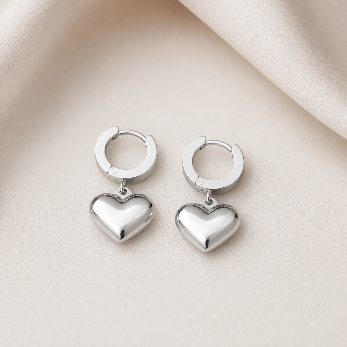 PM058 – Silver 3D Heart Drop Huggie Minđuše