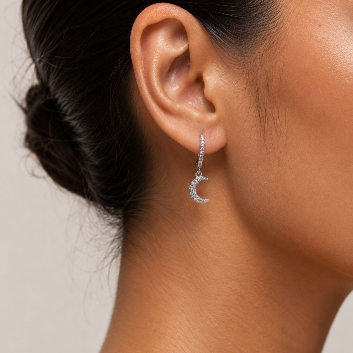 PM048 – Silver Full Pavé Moon Huggie Dangle Minđuše
