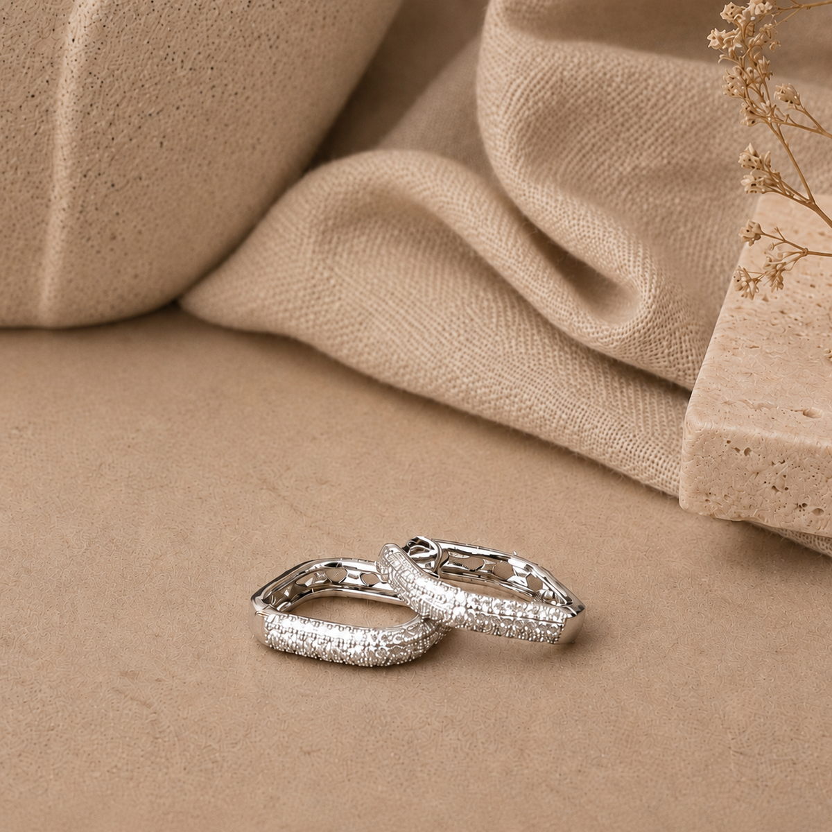 PM047 – Silver Square Chunky Full Pavé Huggie Minđuše