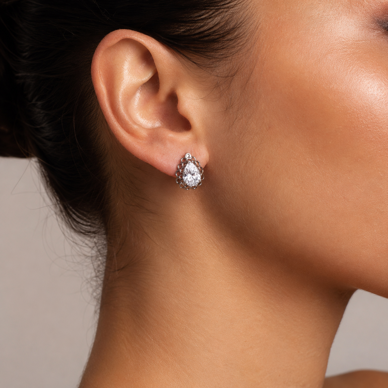 PM089 – Silver Pear Solitaire Scallop Halo Clip-On Minđuše