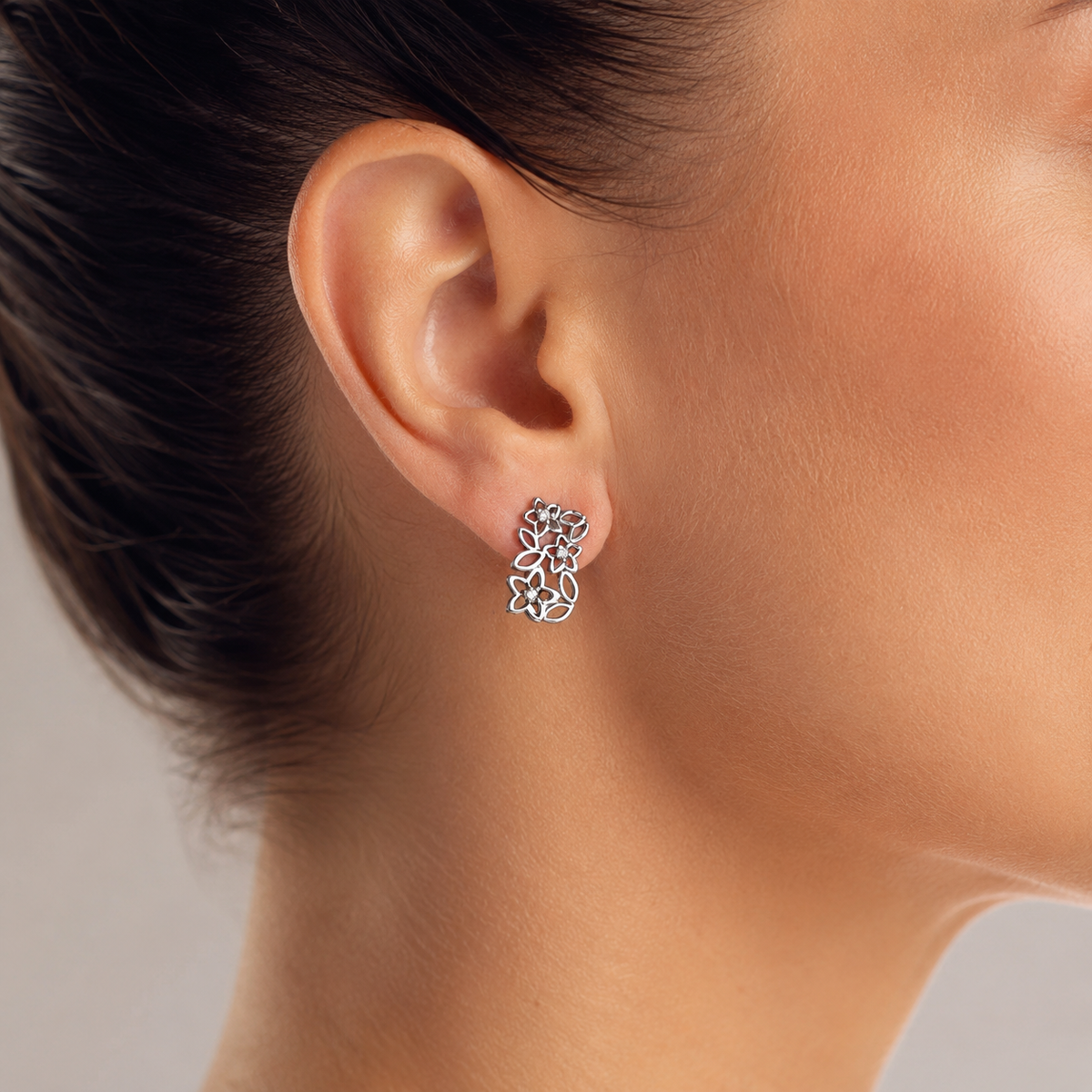 PM094 – Silver Open Floral Cluster Clip-On Minđuše