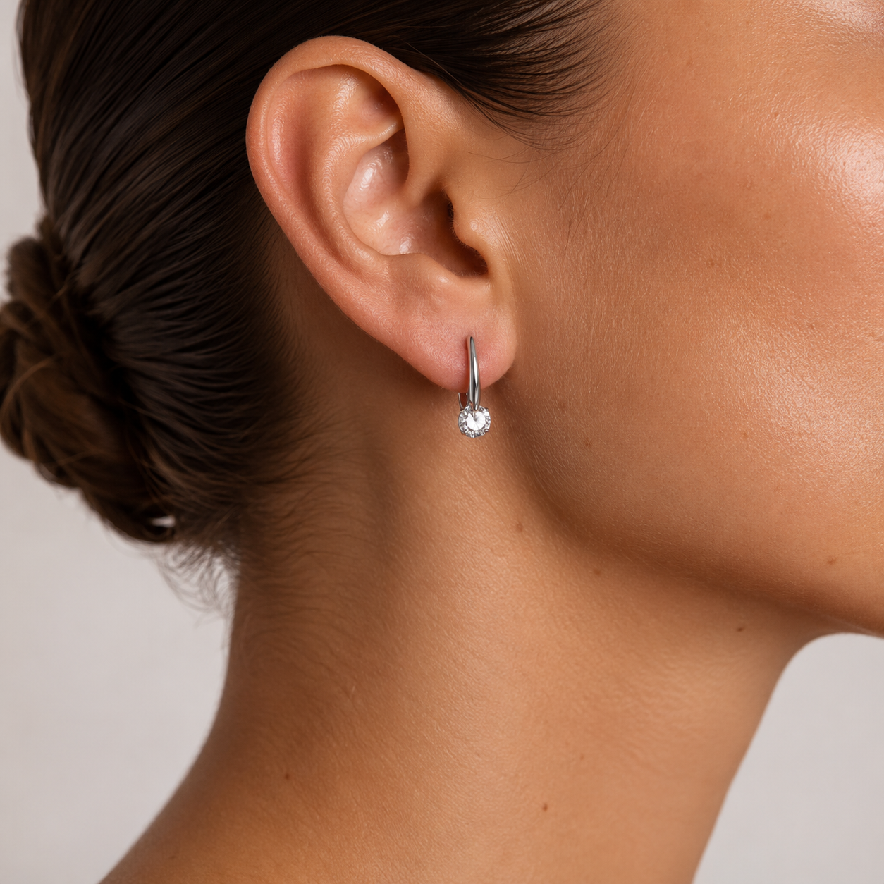 PM096 – Silver Pear Solitaire Wave Lever Back Minđuše