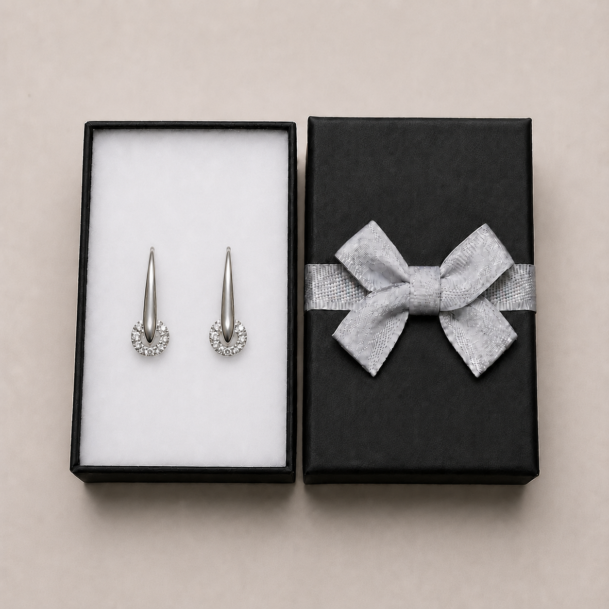 PM096 – Silver Pear Solitaire Wave Lever Back Minđuše