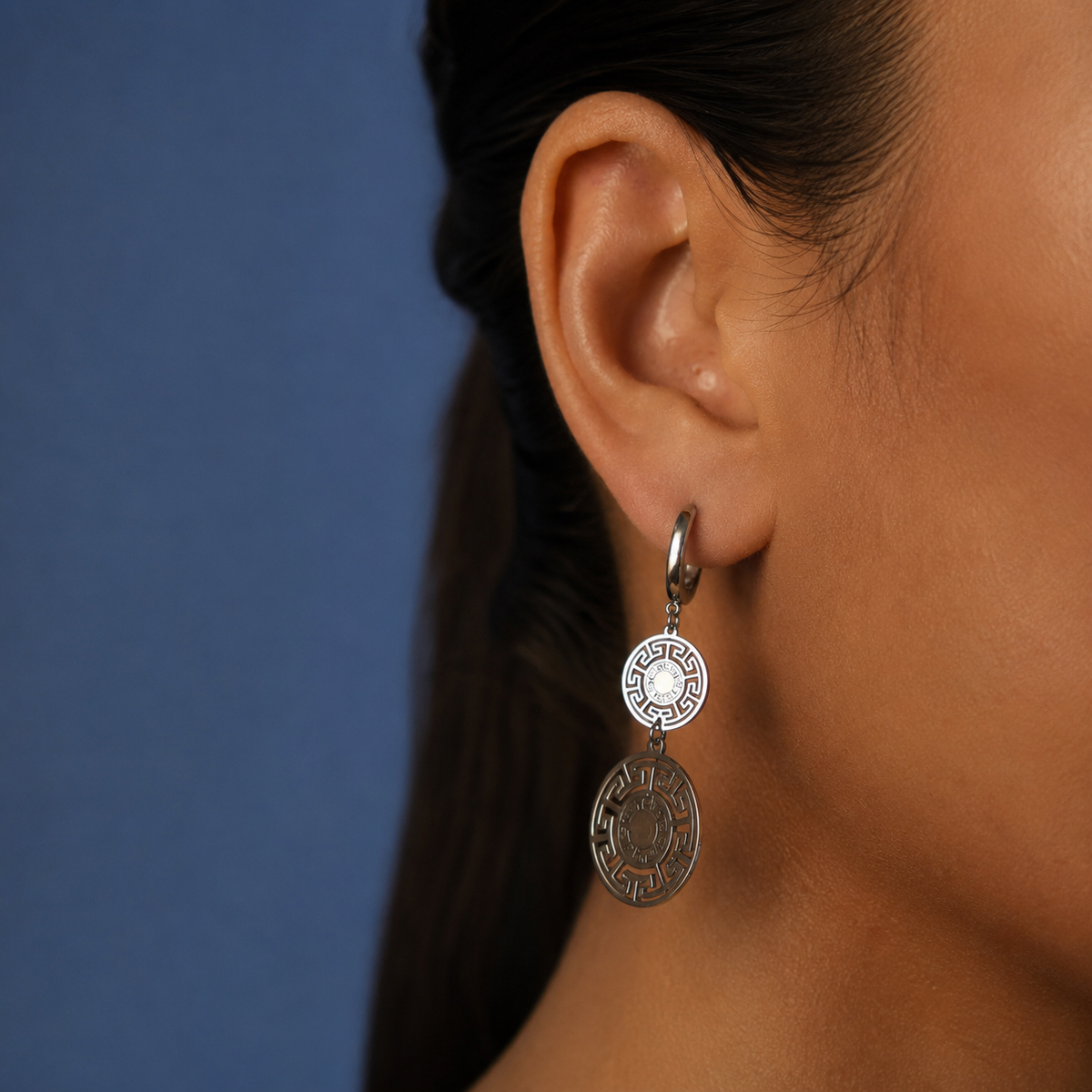 PM072 – Silver Meander Medallion Dangle Minđuše