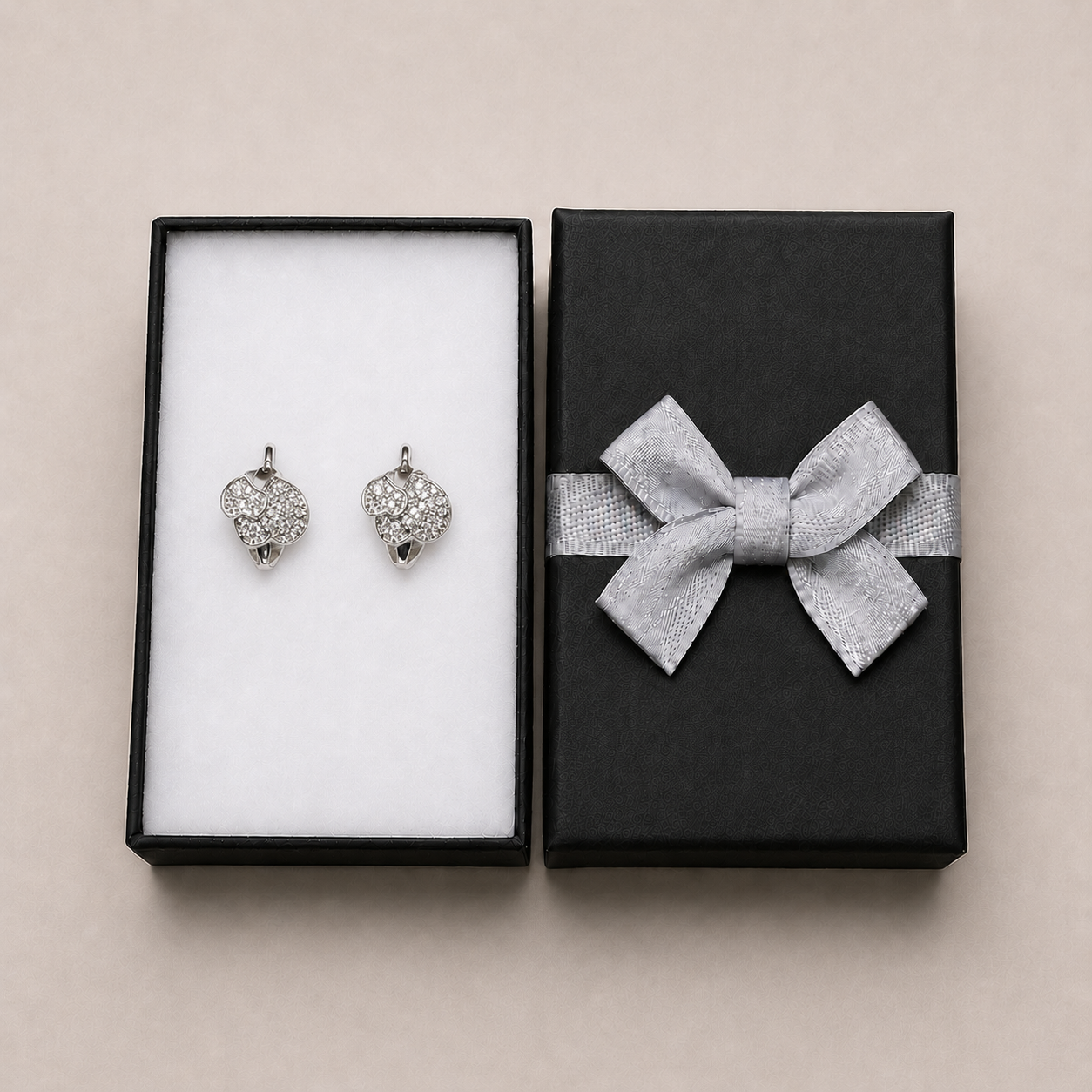 PM099 – Silver Pavé Heart Duo Huggie Minđuše