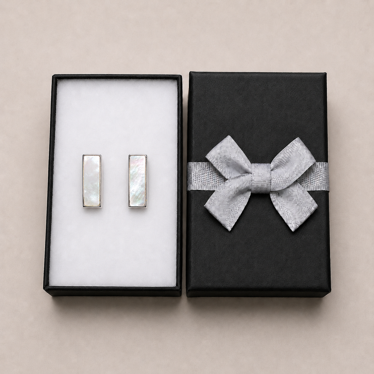 PM100 – Silver Architectural Square MOP Stud Minđuše