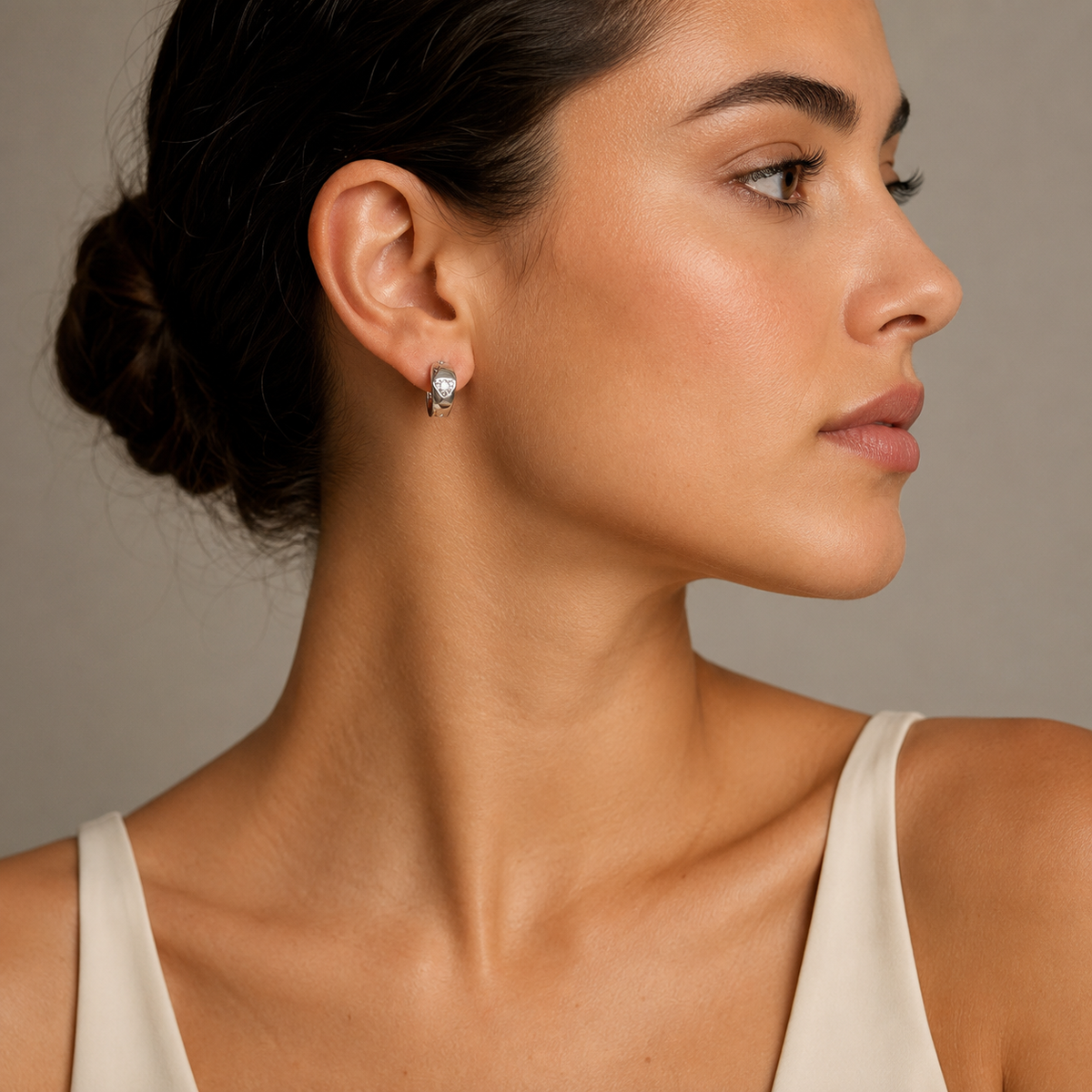 PM102 – Silver Arabesque Pavé Wide Huggie Minđuše