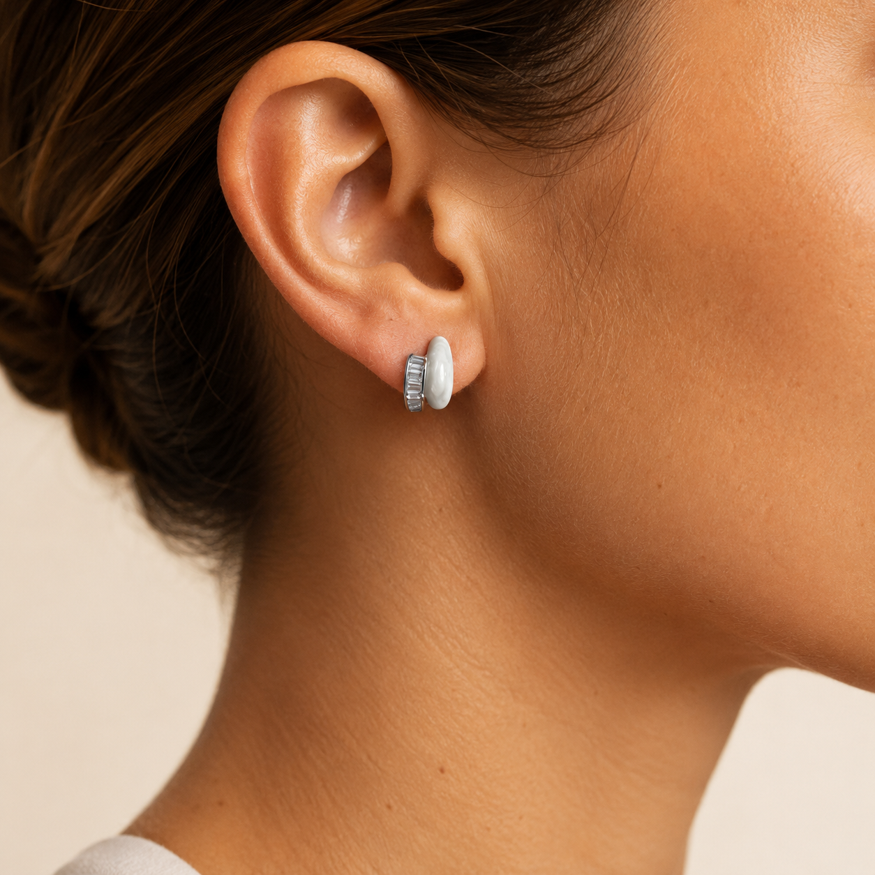 PM104 – Silver Crescent MOP Baguette Channel Stud Minđuše