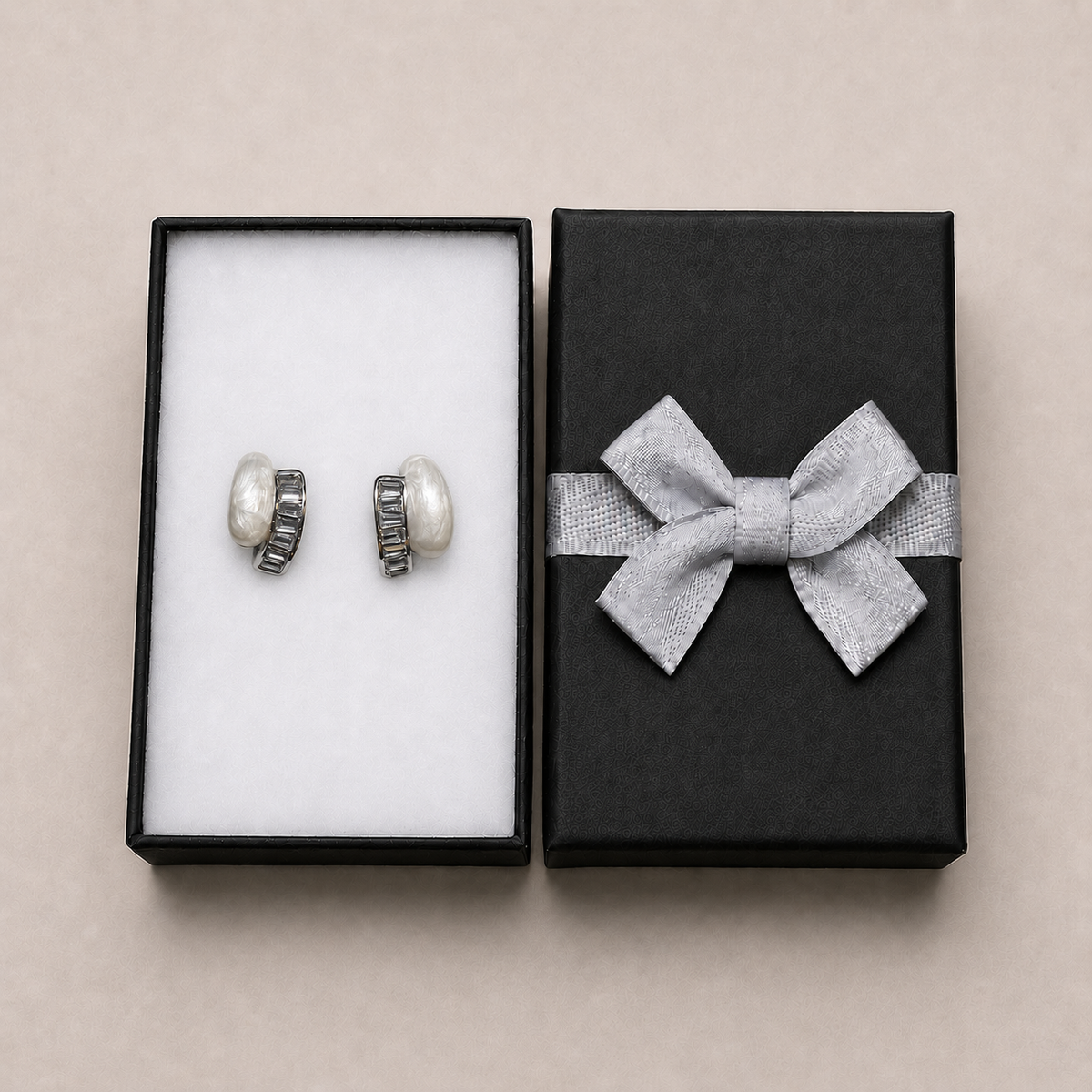 PM104 – Silver Crescent MOP Baguette Channel Stud Minđuše