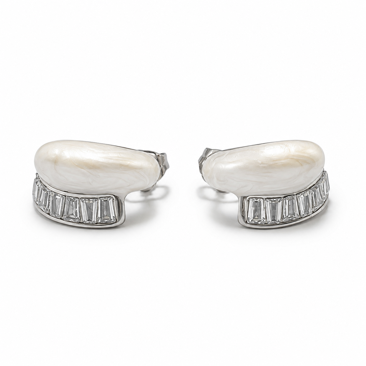 PM104 – Silver Crescent MOP Baguette Channel Stud Minđuše - prednja strana