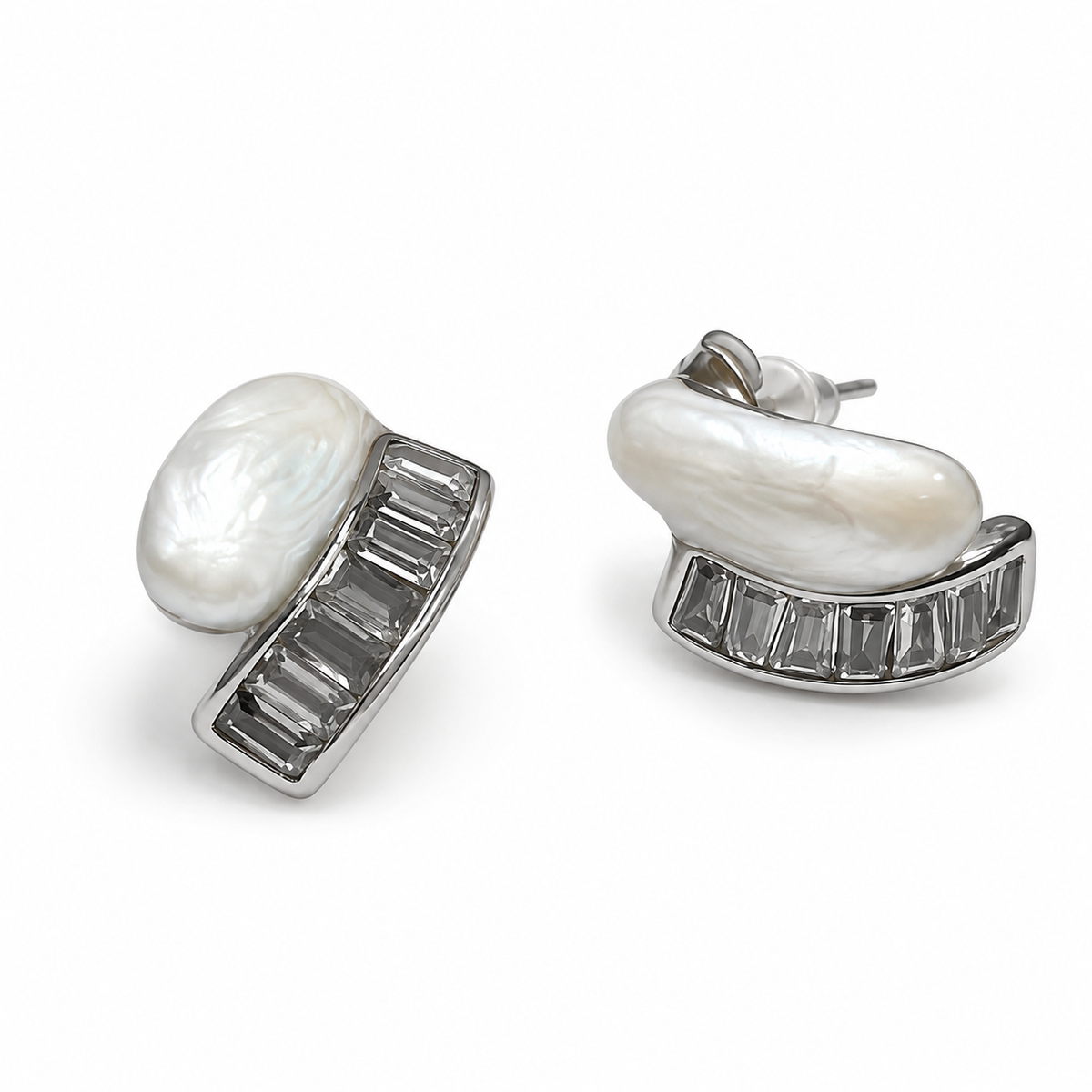 PM104 – Silver Crescent MOP Baguette Channel Stud Minđuše