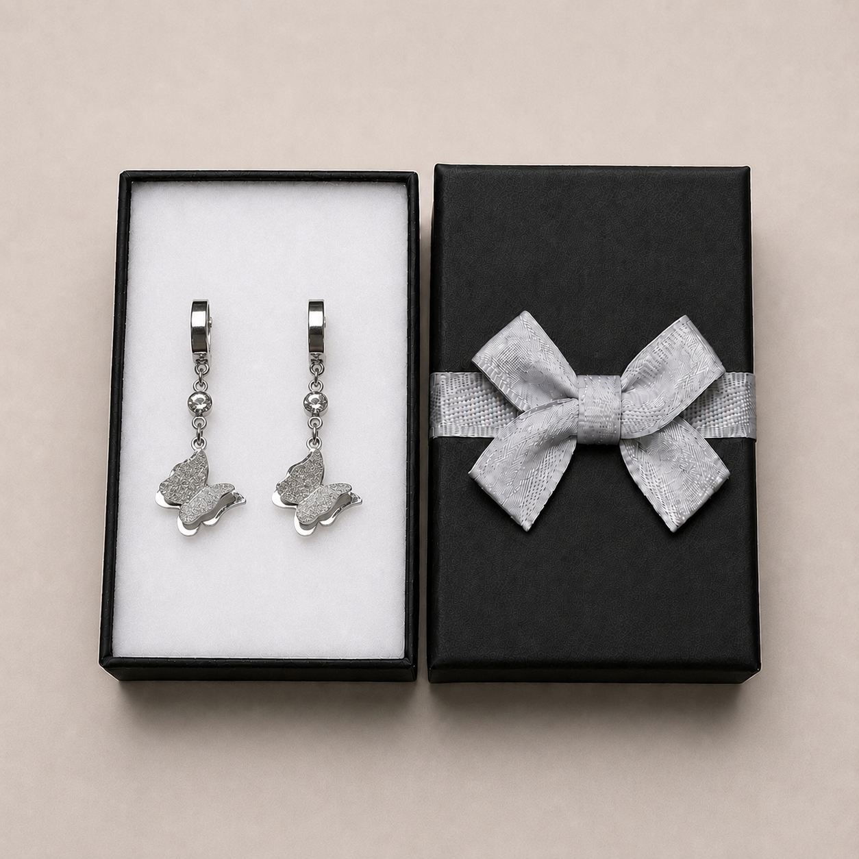 PM105 – Silver Pavé Butterfly Drop Huggie Minđuše
