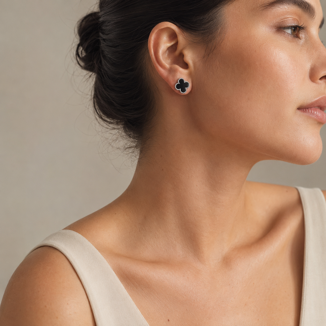 PM109 – Silver L Black Four-Leaf Clover Stud Minđuše