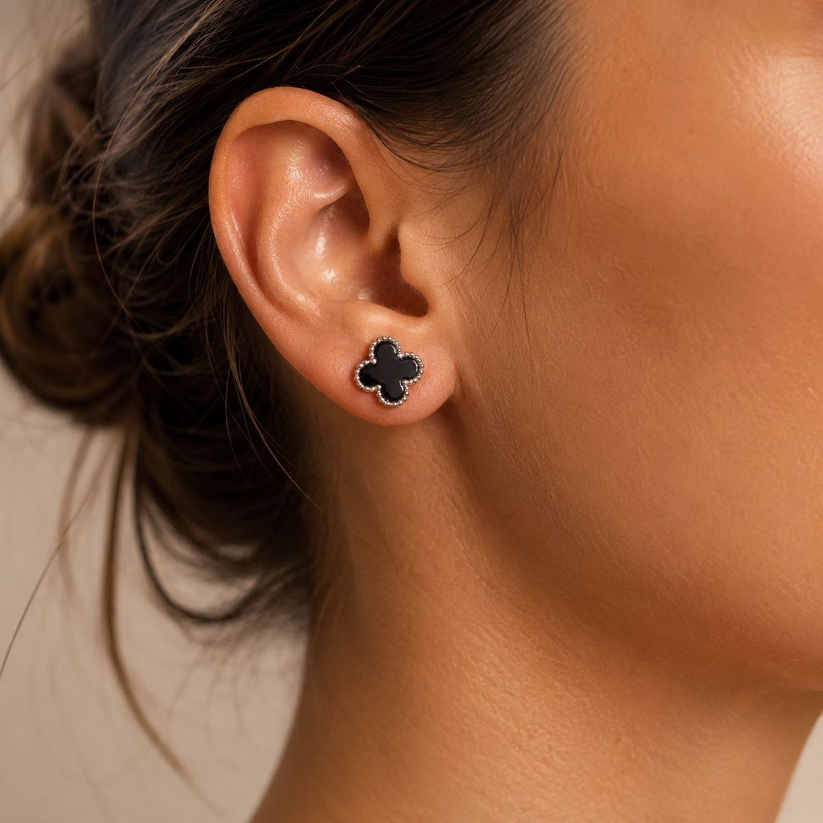 PM109 – Silver L Black Four-Leaf Clover Stud Minđuše