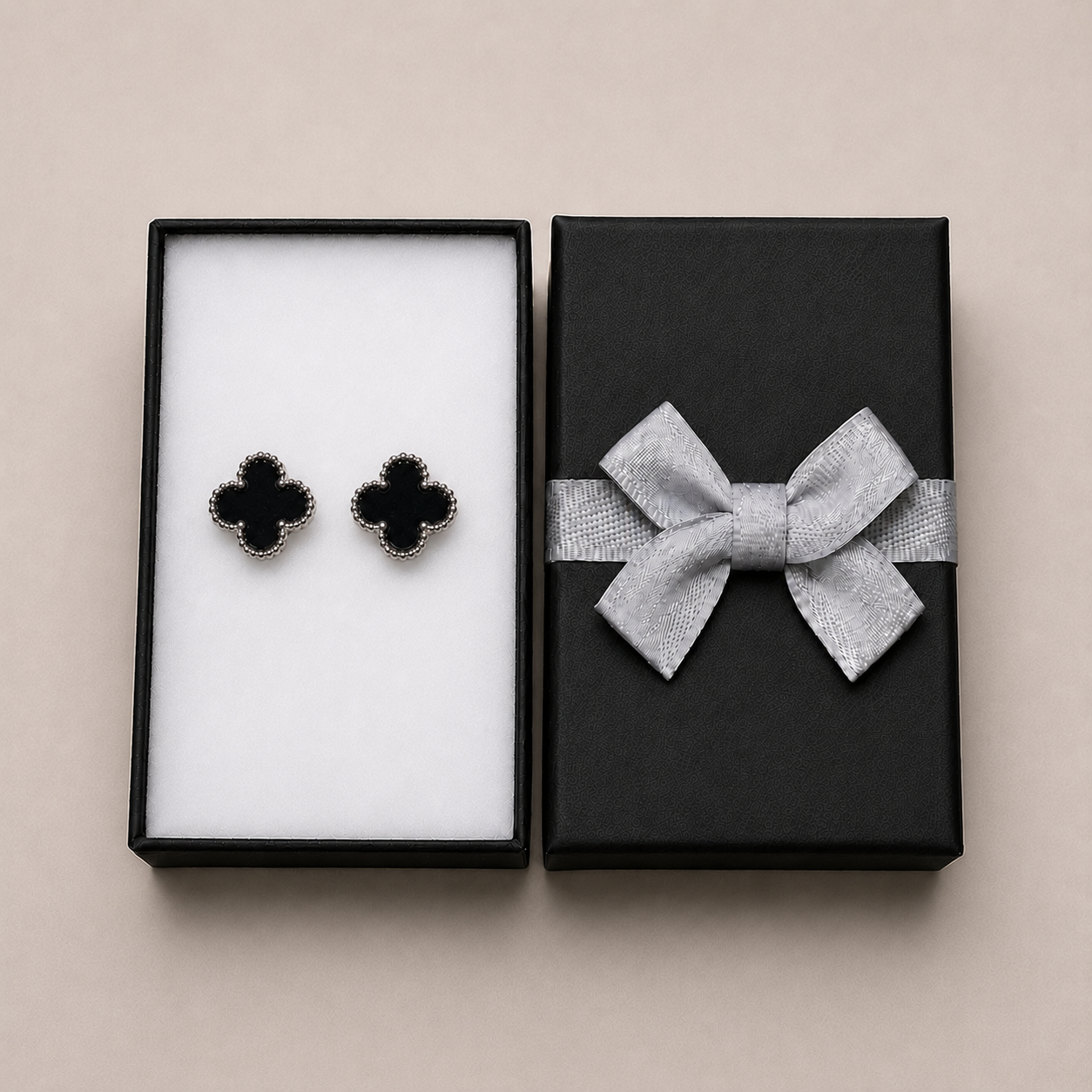 PM109 – Silver L Black Four-Leaf Clover Stud Minđuše