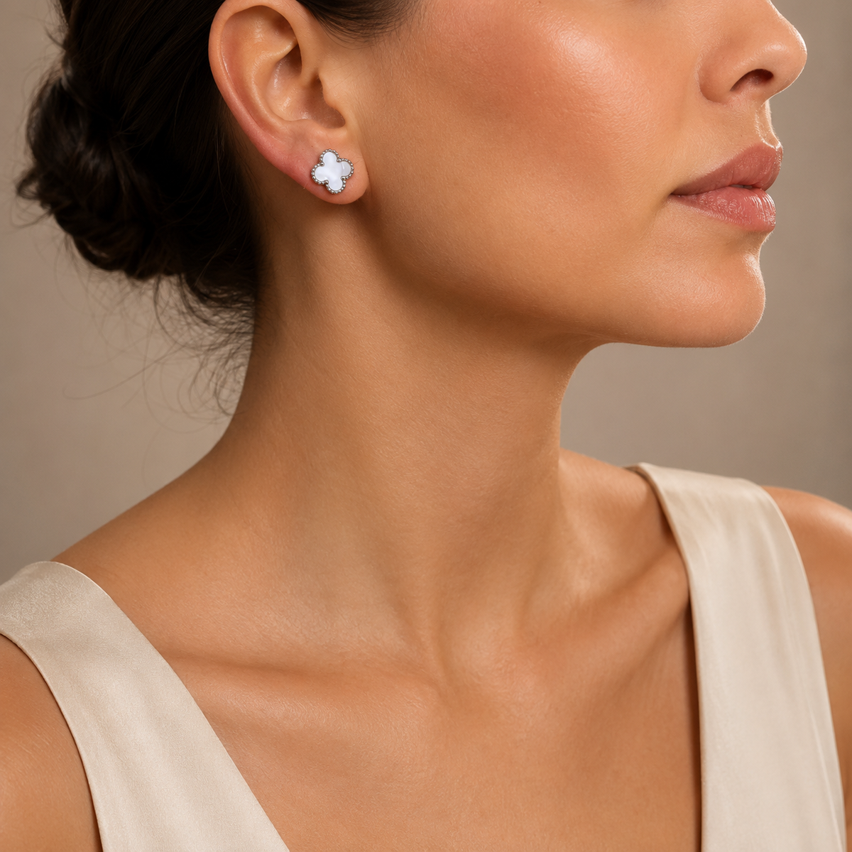 PM110 – Silver L White Four-Leaf Clover Stud Minđuše