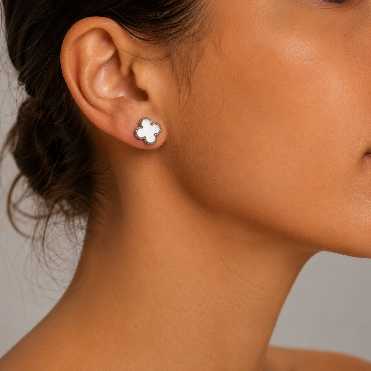 PM110 – Silver L White Four-Leaf Clover Stud Minđuše