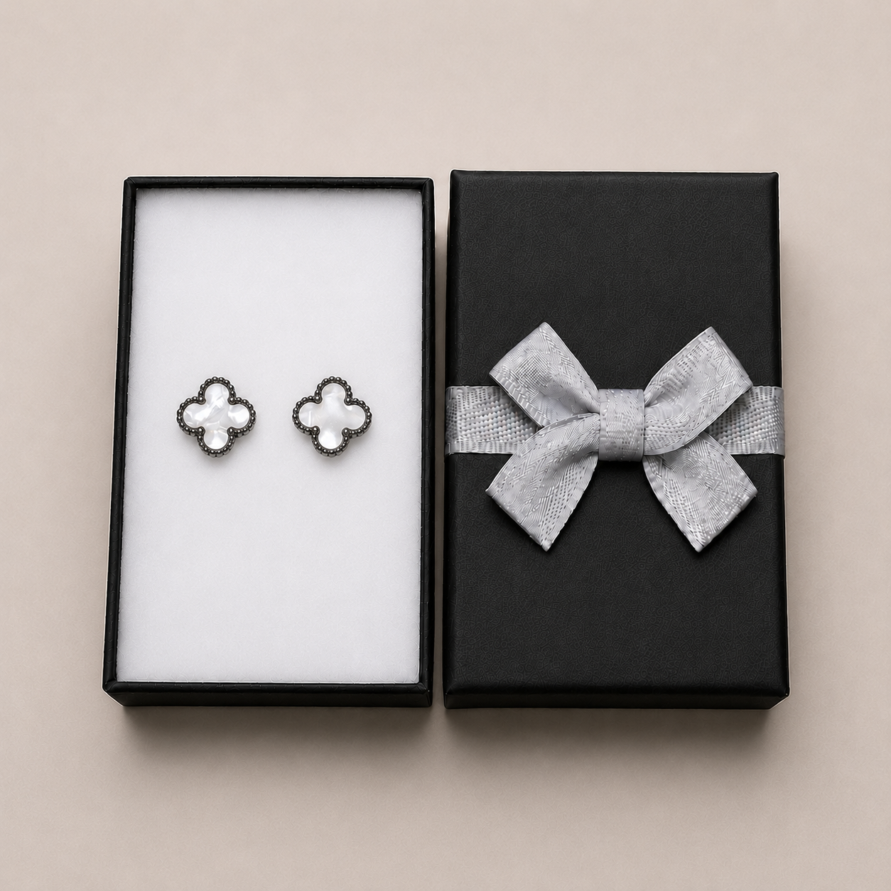 PM110 – Silver L White Four-Leaf Clover Stud Minđuše