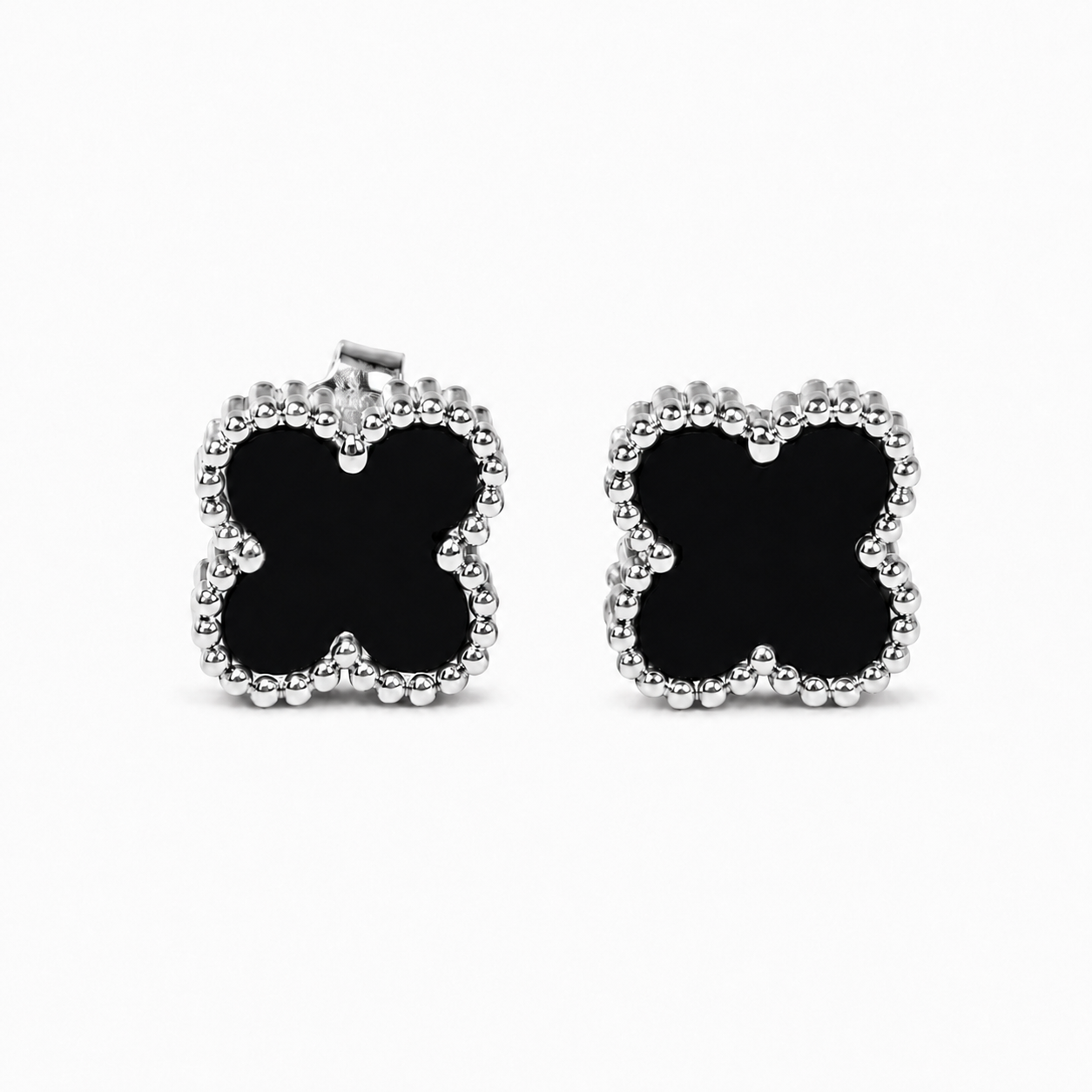 PM111 – Silver S Black Four-Leaf Clover Stud Minđuše