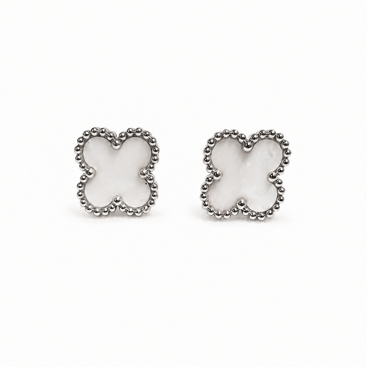 PM112 – Silver S White Four-Leaf Clover Stud Minđuše