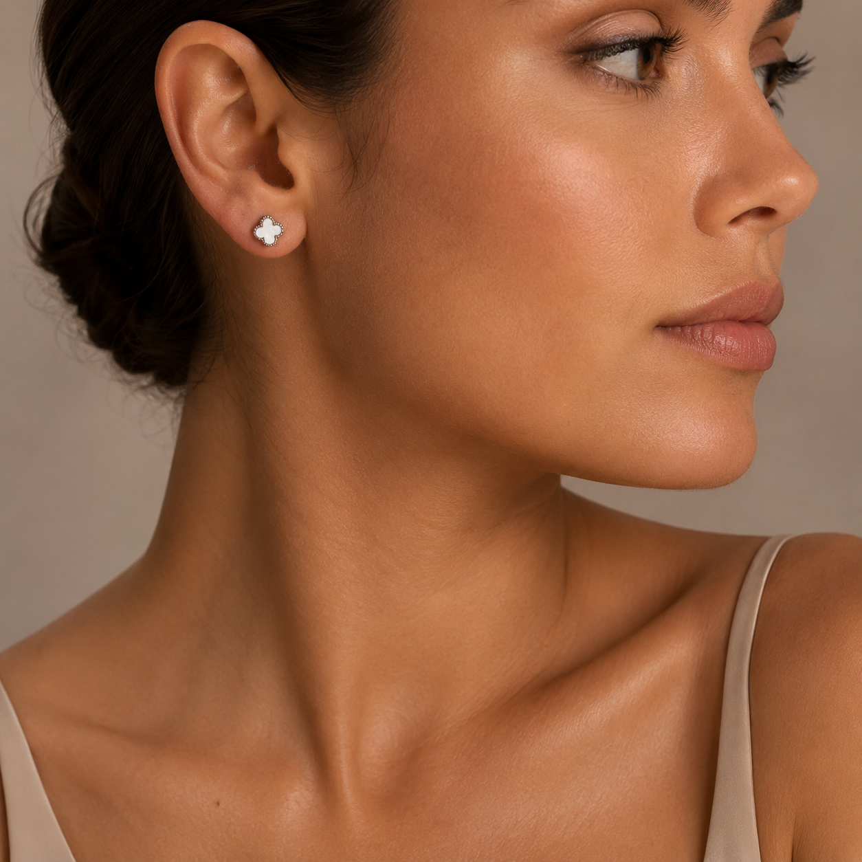 PM112 – Silver S White Four-Leaf Clover Stud Minđuše