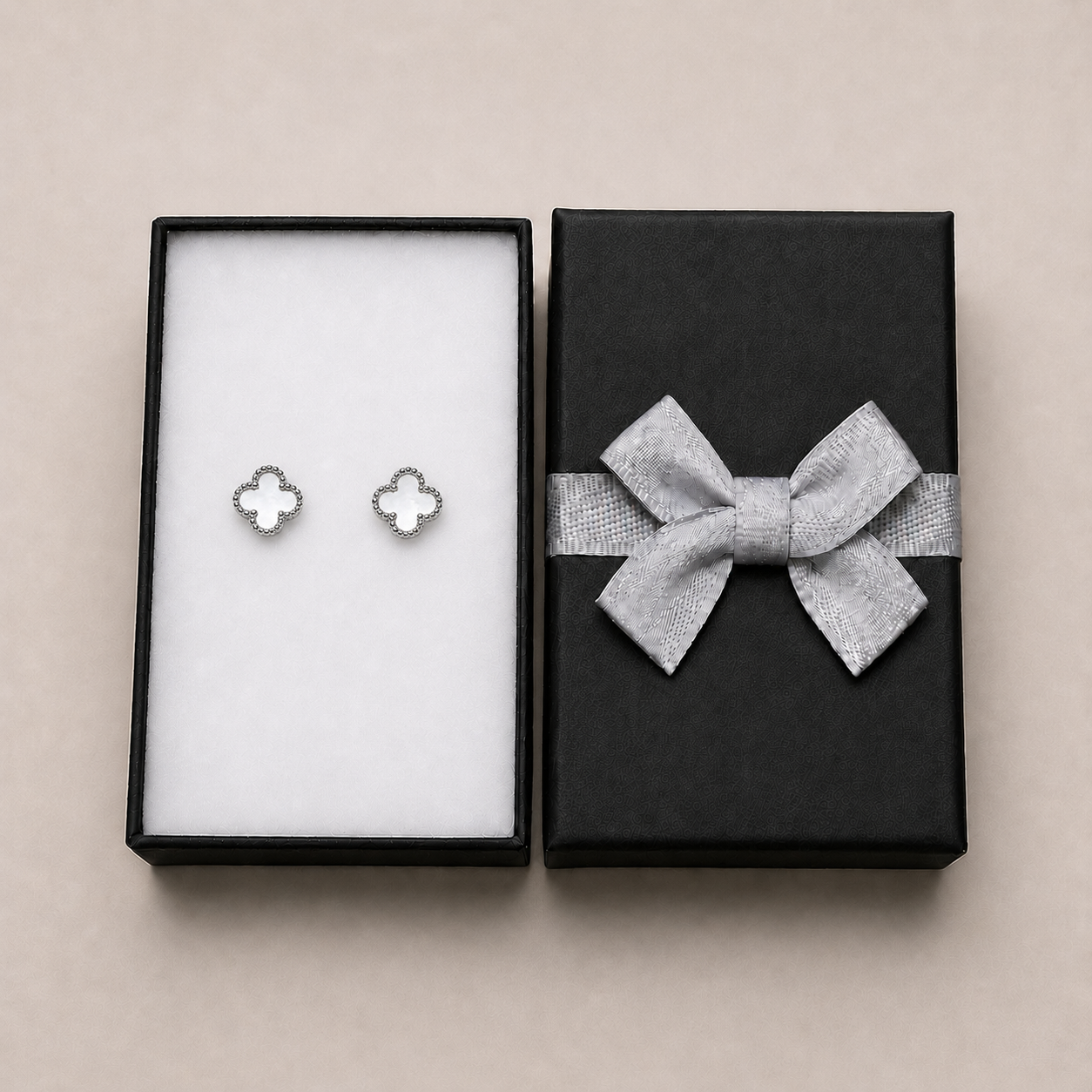 PM112 – Silver S White Four-Leaf Clover Stud Minđuše