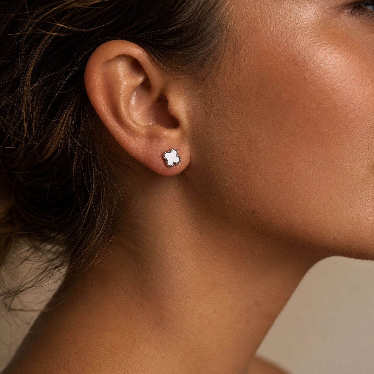 PM112 – Silver S White Four-Leaf Clover Stud Minđuše