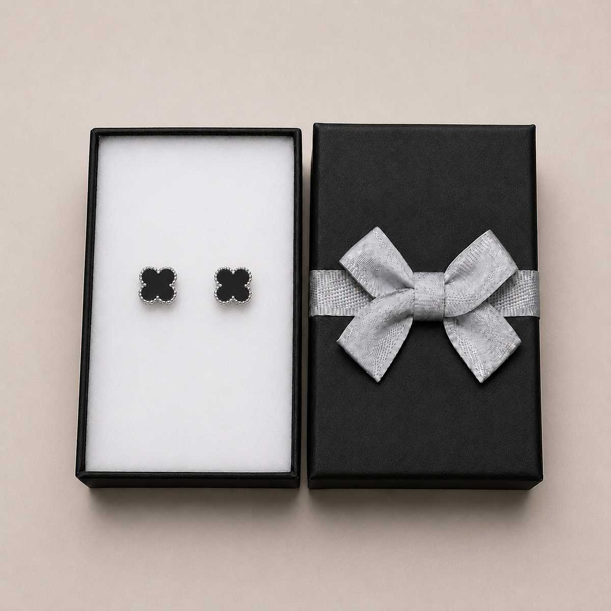PM111 – Silver S Black Four-Leaf Clover Stud Minđuše