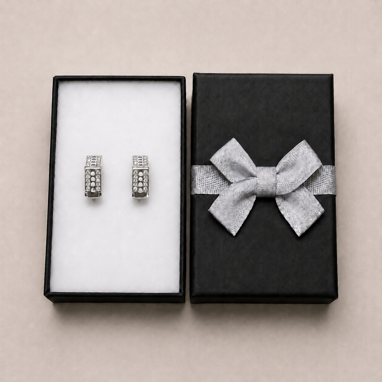 PM113 – Silver Architectural Pavé Bar Huggie Minđuše