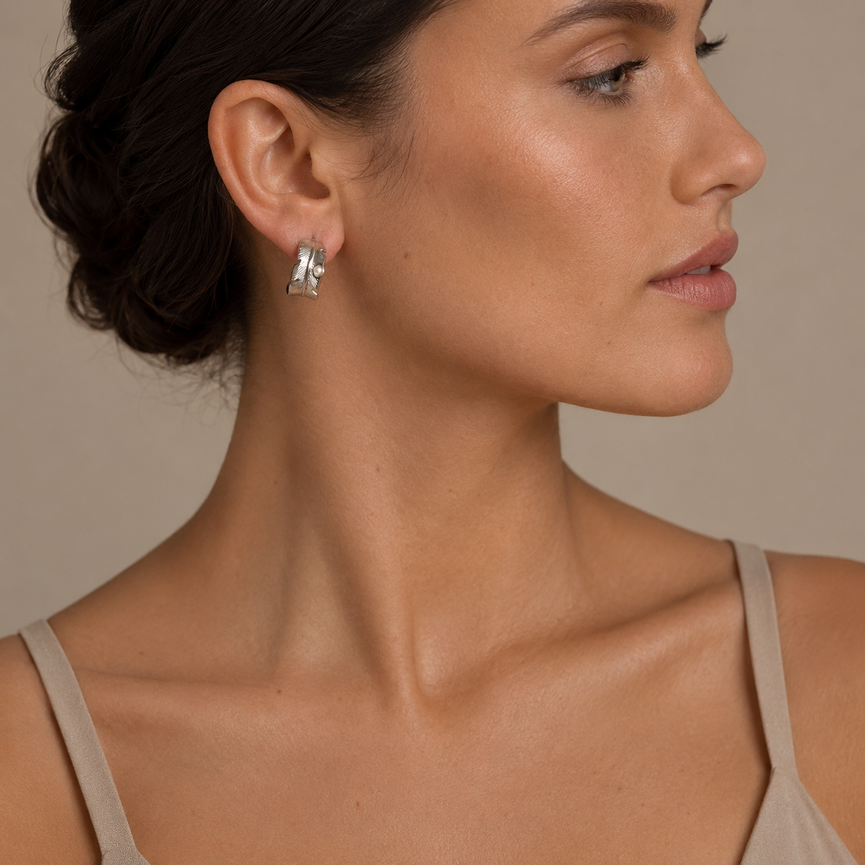 PM114 – Silver Engraved Feather Pearl C-Hoop Minđuše
