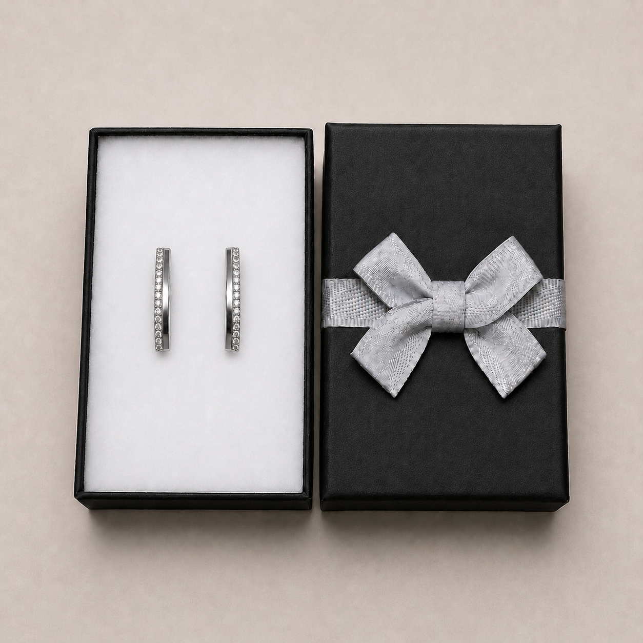 PM119 – Silver Pointed Arc Pavé Huggie Minđuše