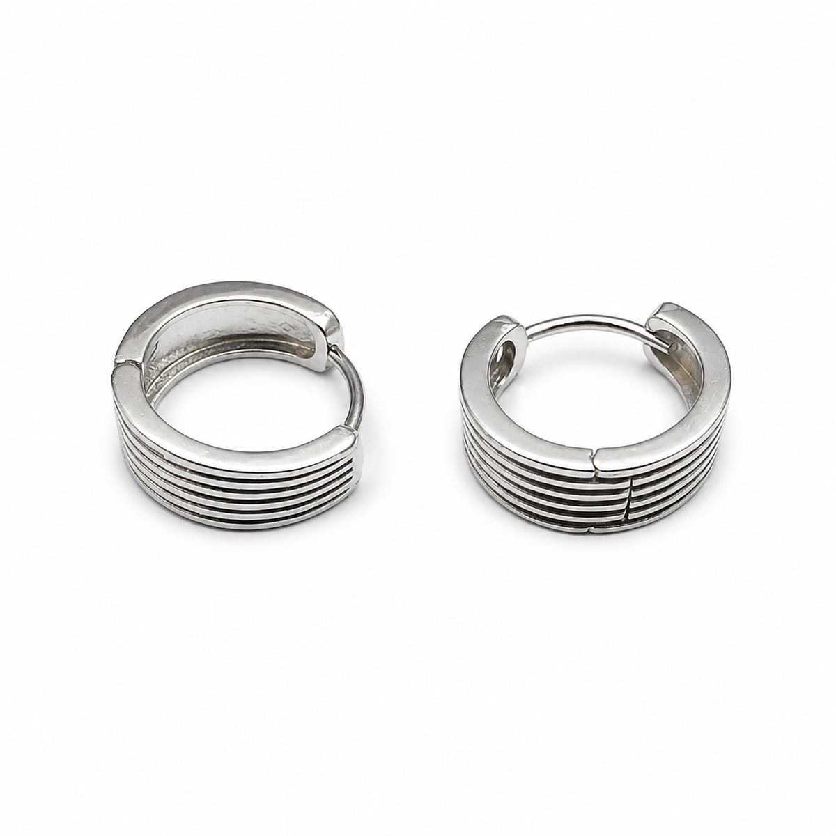 PM120 – Silver Multi-Groove Chunky Huggie Minđuše